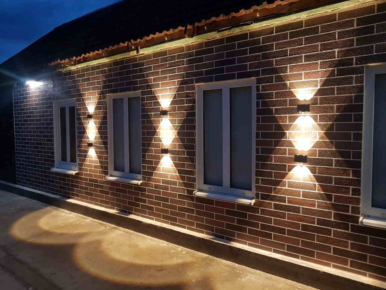 Kərpiclərin kombinasiyası ilə hazırlanmış evin fasad dizaynı
